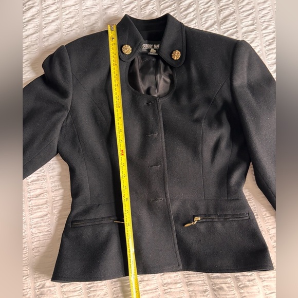 Elegant Vintage Black Blazer with Gold Accents - Picture 9 of 9